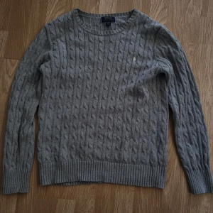 Stickad Ralph Lauren Tröja - En fin stickad Ralph Lauren tröja inköpt från Zalando. Storleken är XL barnstorlek, passar 170 - 175. Nypris 1495 kr. Mitt pris 400 kr.