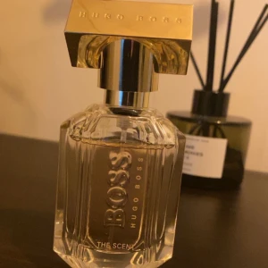 Hugo boss The Scent  - Säljer nu min hugo boss parfym den är som man kan se på bild knappt använd alls då den inte riktigt faller mig i smaken, jag kan även göra ett byte mot en annan parfym☺️