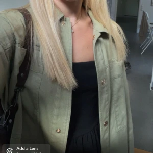 Zara jacka - Säljer min fina gröna jacka från zara, perfekt till våren/sommaren. Fortfarande i superbra skick! Storlek S men passar allt från xs-m beroende på hur man vill att den sitter. Hör av er vid frågor💞 