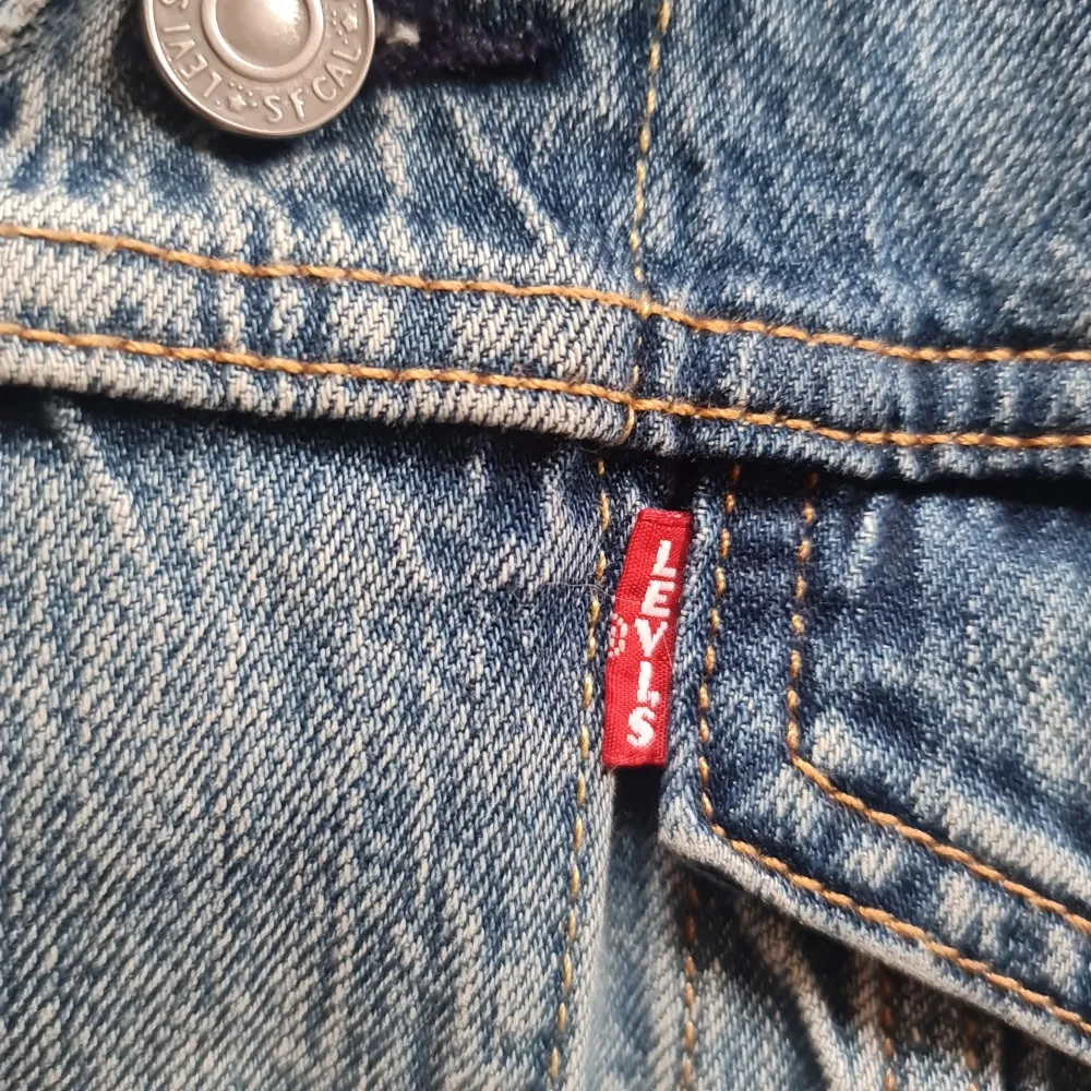 Säljer min levi's jeans jacka då jag inte har använt den alls. Det är stolek XS. . Jackor.