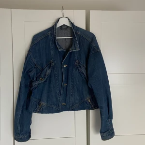 Denim - Denim jeans jacka perfekt till vår och sommar! Passar både till S och M beroende på önskad passform 💙