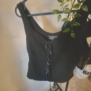 Korsett  - En jätte jättefin tröja. Vet inte exakt vad för typ av tröja det är men jag skulle gissa på korsett. Sitter verkligen jättefint på kroppen och har en sån perfekt passform och fina detaljer. Skriv provat för flera bilder🥰🥰