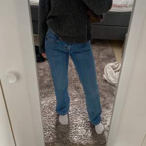 Säljer nu mina arrow jeans från weekday då de är för små❤️ sitter jättefint och är lågmidjade. Storlek: W-26 L-32