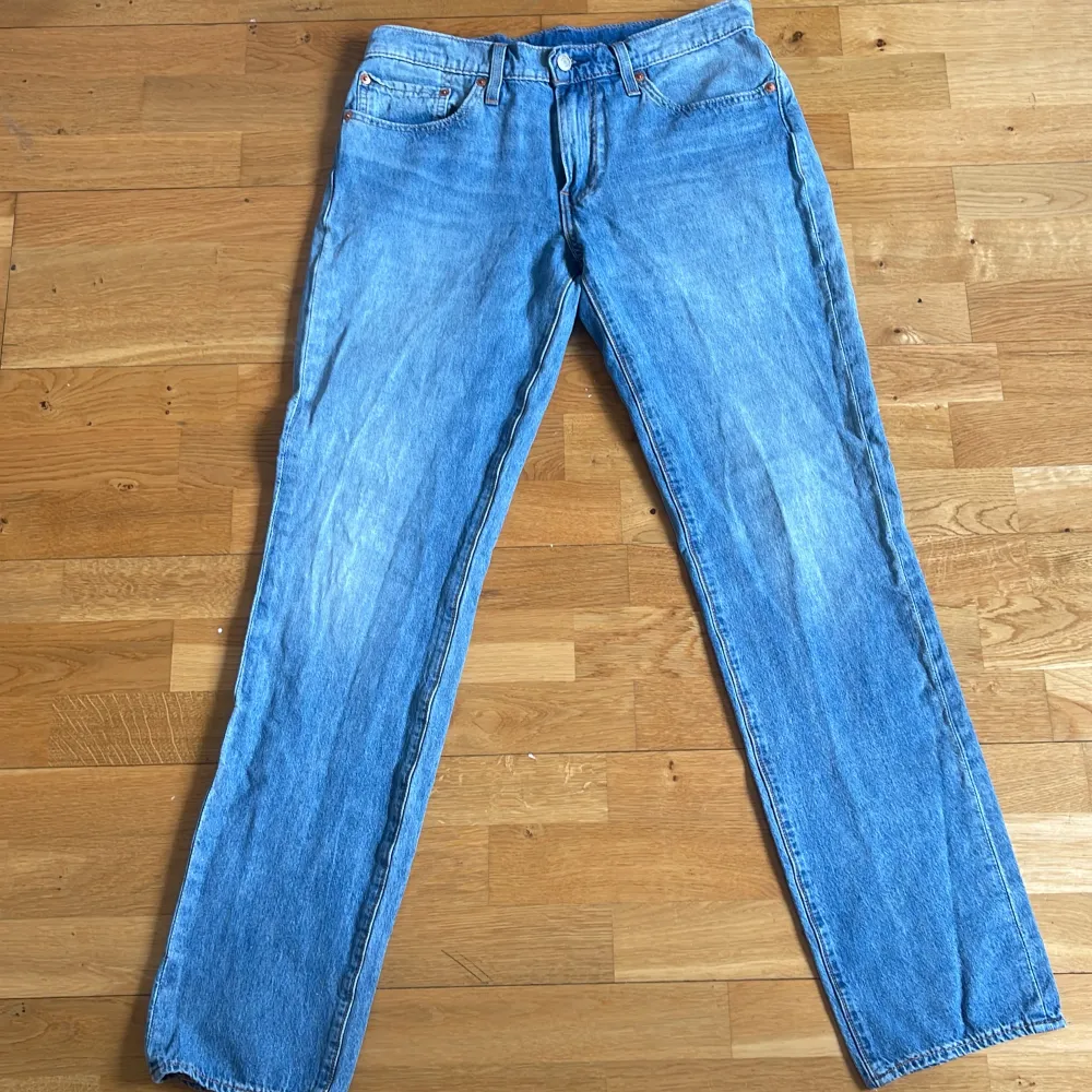Super fina Levis jeans midrise. Nyskick❤️. Jeans & Byxor.