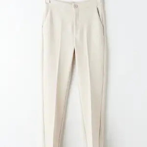 Ankellånga Cremefärgade slack trousers från Gina Tricot storlek XS. Använda enstaka gånger.