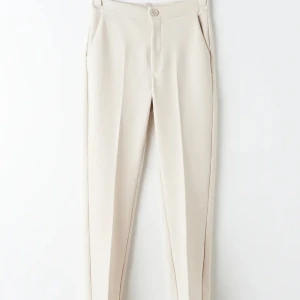 Slack Trousers Gina Tricot - Ankellånga Cremefärgade slack trousers från Gina Tricot storlek XS. Använda enstaka gånger.