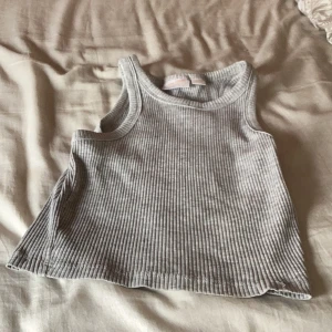 Linne - Linne från Gina tricot i storlek 134-140.super gulligt att ha i sommar.färgen är ljus grå❤️
