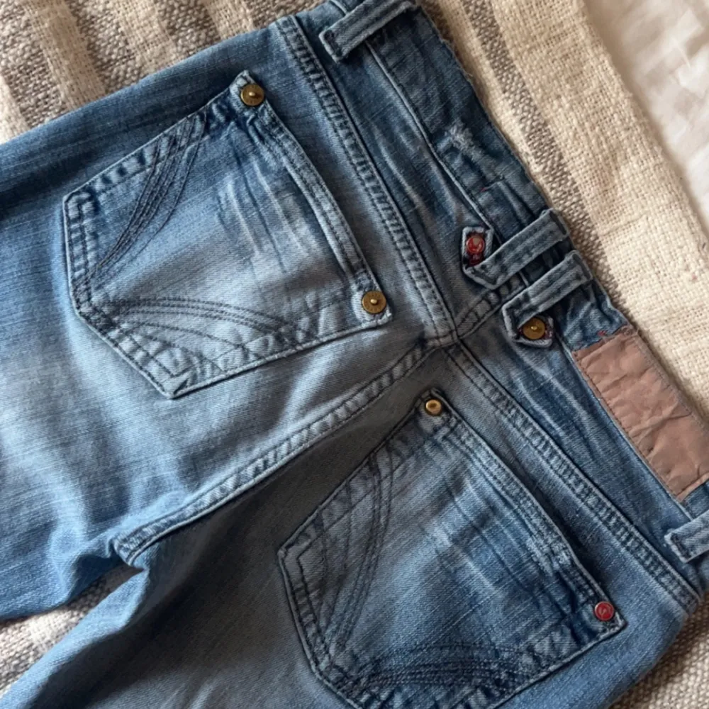 Super snygga ljusblåa jeans som tidigare är köpta på Plick💗Midja: 35cm rakt över, innerbenslängd: cirka 80cm. Jeans & Byxor.