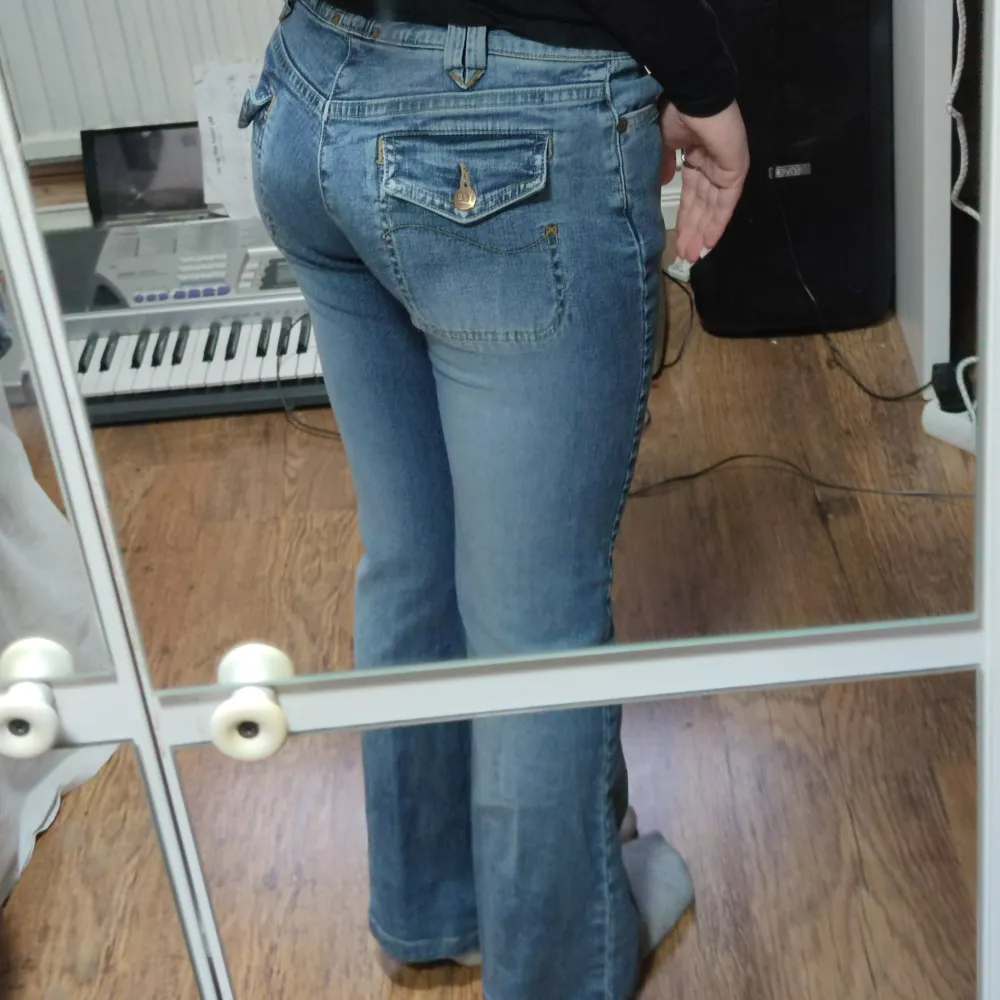Blå flare jeans från Lee som inte kommer till användning längre. Passar mig som normalt har 32/34 i storlek . Jeans & Byxor.