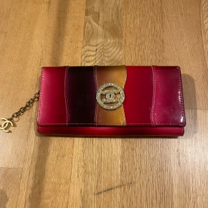 Vintage plånbok  - Jätte söt plånbok från 2000 talet har så många olika fack och får plats med mycket! Skriv om ni vill ha mer bilder 