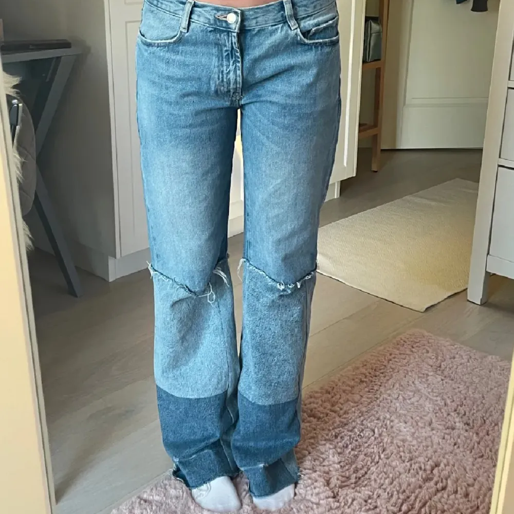 Coola jeans från zara som inte går att köpa längre! Storlek 40 men passar en 38 lite oversize! Mid/low waist. Bra skick! Lånade bilder!! . Jeans & Byxor.