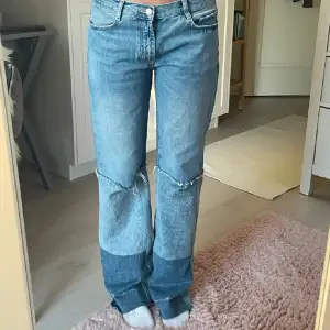 Coola jeans från zara som inte går att köpa längre! Storlek 40 men passar en 38 lite oversize! Mid/low waist. Bra skick! Lånade bilder!! 