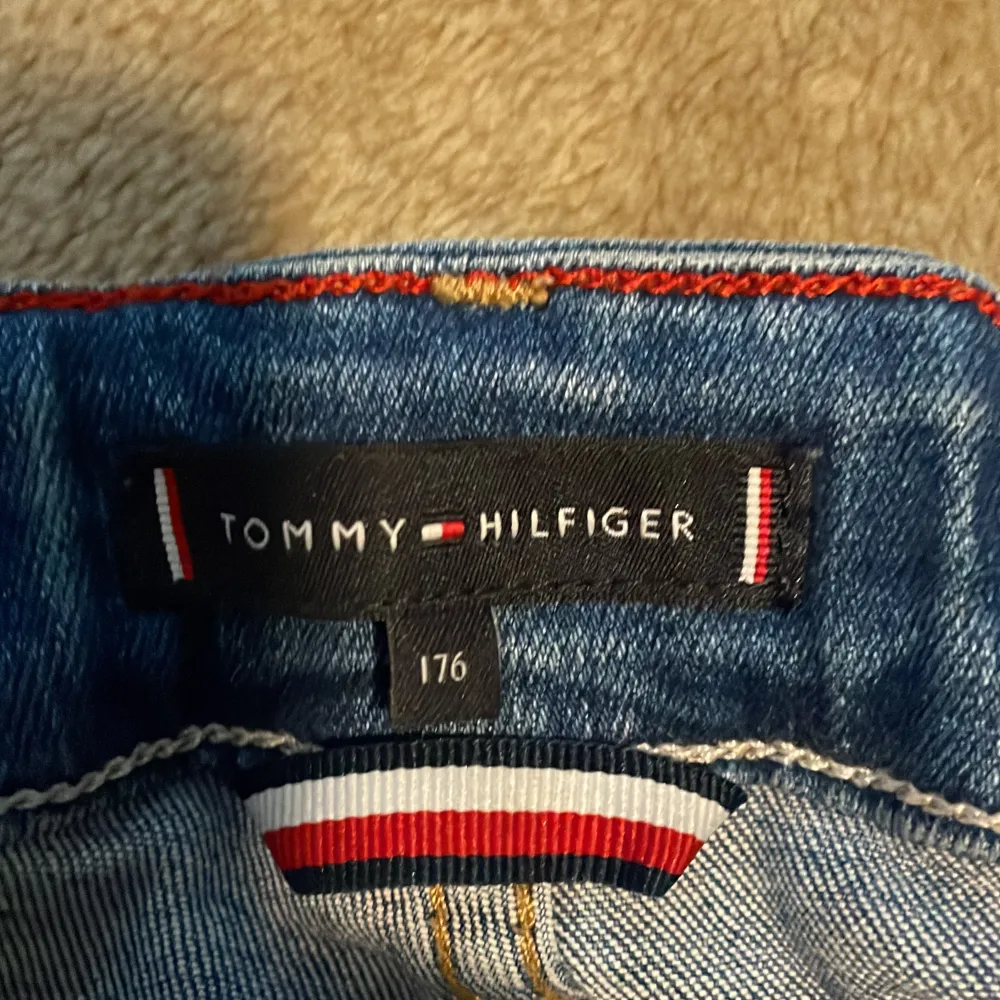 Tommy hilfiger shorts som inte riktigt var min stil och har endast legat i min garderob de senast 9 månader nyskick kostar vanligtvis runt 600kr men säljer för 250kr. Pris kan diskuteras   Mvh!. Shorts.