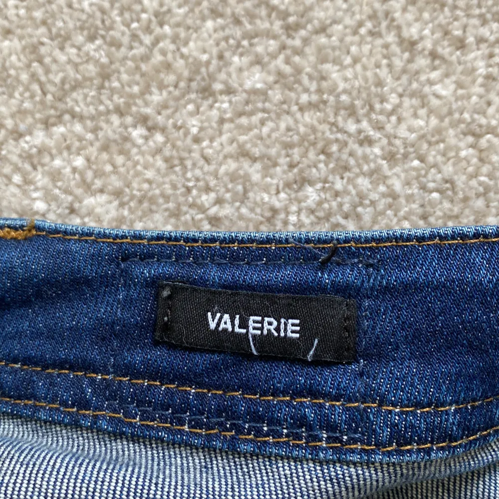 Säljer ett par jätte fina mörkblå ltb jeans som tyvärr är för stora för mig. Mycket bra skick då jag inte andvänt dom många gånger men lite slitna på kanten av jeans som ni ser på tredje bilden💕 (Storlek 27/30) (skriv om ni undrar nått mer)💕. Jeans & Byxor.