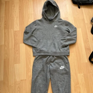 Äkta Nike tracksuit  - Grå Nike tracksuit i mycket bra skick🤩🙌  nypris ≈ 1000kr. Pris kan diskuteras 