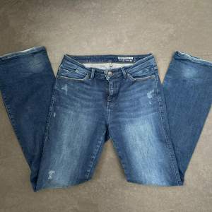 super snygga mörkblåa lågmidjade bootcut jeans från edc!! Storlek W27 L32, vilket motsvarar 34/36. bra skick! Köp direkt för 300kr via köp nu 🙌💞💞