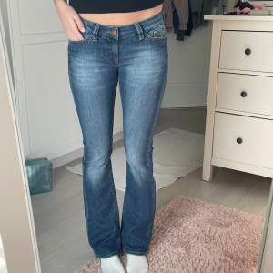 Blåa Lågmidjade jeans. Jag är 174 centimeter🤗Pris går självklart att diskutera! Midjemåttet mätt tvärs över midjan är 37 cm. Innerbenslängden är 81 cm. Jättefina jeans med snygga detaljer på fickorna. Det är bara att skriva vid funderingar💗❤️