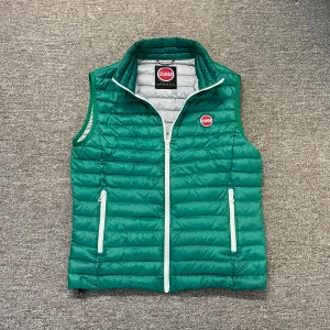 Colmar väst - Säljer denna snygga Colmar väst som är perfekt nu till våren! Jättebra skick utan några defekter! 