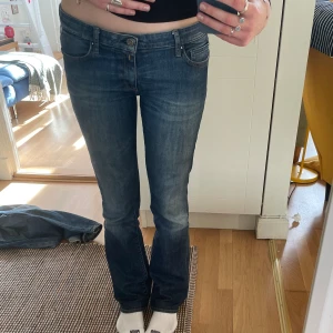 Replay jeans - Lowrise bootcut replayjeans, skulle säga att dessa passar bäst på nån med storlek m. Ganska långa i benen, men går enkelt att sy upp om så skulle behövas. Super fina jeans som bara inte har kommit till användning:)