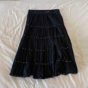 Supersnygg kjol med paljettdetaljer vintage  - Står storlek S på lappen men enligt mig är den mer som M/L. DM för bilder på mått 💋