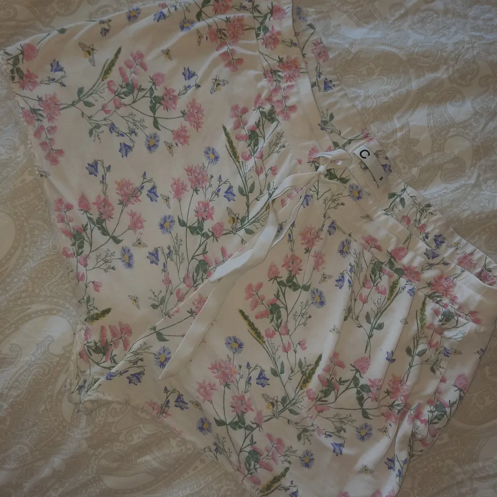 Jätte söta pyjamas shorts med vackra blommor och humlor på. Strl S. Shorts.