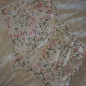 Jätte söta pyjamas shorts med vackra blommor och humlor på. Strl S