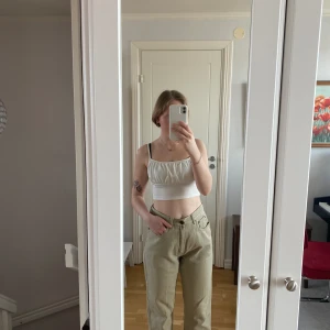 Valentino Manchester byxor  - Står ej storlek men är lite stora på mig som har storlek 36. Skulle uppskatta att dom passar 38 (eller 36 om man vill ha oversize). Köpa på en vintagebutik. Färgen är en blandning av ljusgrå och beige. Supercoola byxor🎉