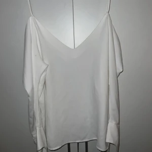 Blus  - Storlek 40  Gina Tricot 