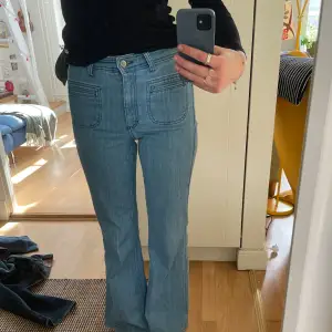 super fina jeans me 70s hög midja och bootcut i benen. Fina detaljer med fickorna och ljus vårig färg på dem! Skulle passa en s eller en mindre m. Skulle säga att längden passar nån som är cirka 167-177 cm lång.