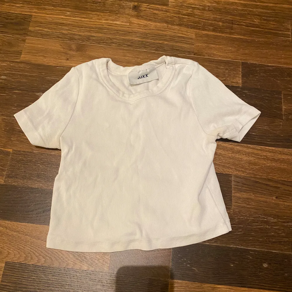 En snygg vit tröja från märket JJXX. Är i ett jättebra skick och säljer den då den inte kommer till användning längre. 💕. T-shirts.