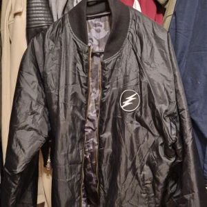 Vailent jacka  - Tvåsidig jacka ifrån vailent i bra skick. 