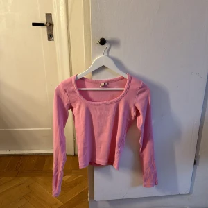 Rosa topp  - Rosa långärmad topp från Nelly. Knappt använd. Storlek S. Nypris 250kr. 