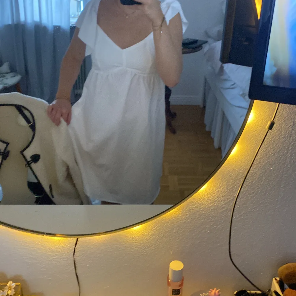 Superfin vit klänning helt ny🤍. Klänningar.