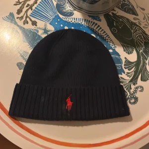 Mössa - Tja.säljer dena mössa med färg svart/blå.Otroligt snygg och många vill ha denna mössa för ett bra pris på 350 