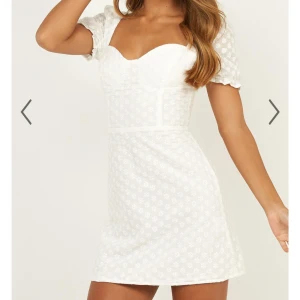 vit kläning  - Helt oanvänd, köpt på Plick men säljer pga hittat en annan. Har lappen kvar. Helt slutsåld på hemsidan.  Nypris ca 600 kr 