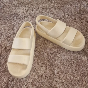 Tofflor - Super fina tofflor, helt oanvända🫶🏼