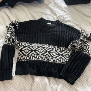 Stickad tröja - Stickad tröja från H&M oanvänd. Storlek s. 
