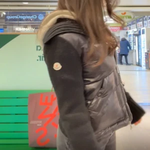 Moncler cardigan dam - Säljer min eftertraktade moncler cardigan då den inte kommer till andvändning, andvänt några gånger så den är som ny. Skriv för flera bilder o kvitto 💕