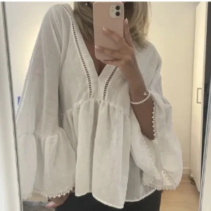 Zara tröja - Säljer denna populära zara blusen i storlek S. Köpte i somras och har använts ca 3 gånger. Så mycket bra skick! 