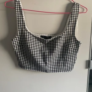 Linne  - Kort topp från newyorker. Använd fåtal gånger. Katt finns i hemmet. 