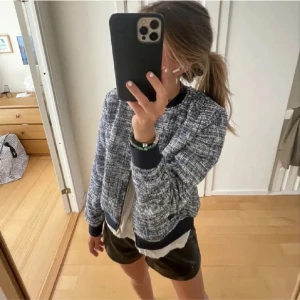 Blå jacka - LÅNADE BILDER!! Storlek L men passar mig som har storlek S, så jag skulle säga att den passar för XS-L💗Skriv priv för bilder på jackan