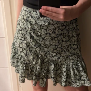 Kjol - Kjol med grön-svarta blomdetaljer. Skriv privat vid frågor 💓