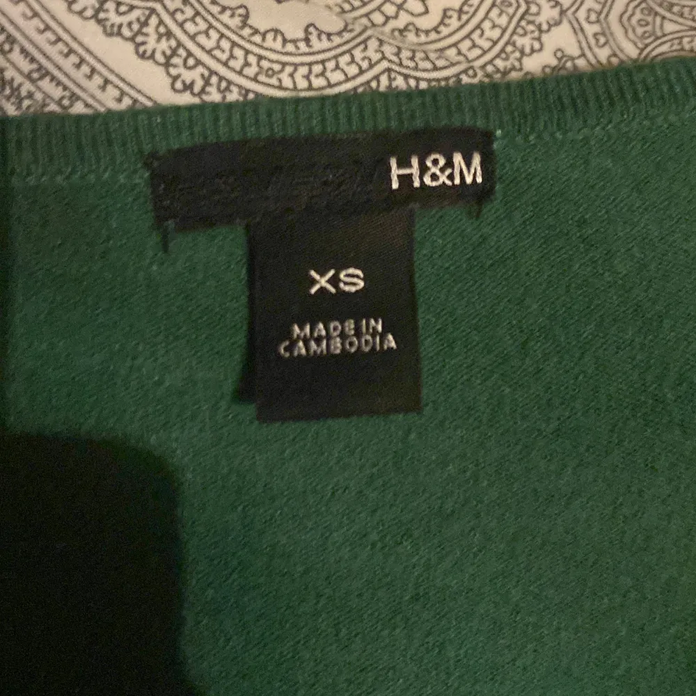 grön trekvartsärmad tröja ifrån HM i storlek XS💕 använder ej. Tröjor & Koftor.