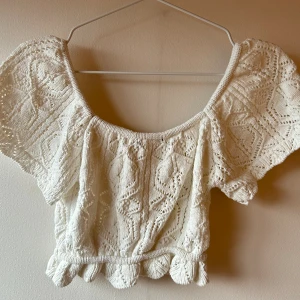 Stickad topp - Stickad vit topp från Gina 