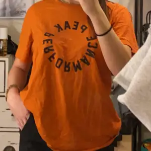 En orange peak T-shirt med tryck🧡