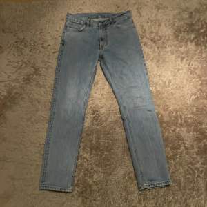 Tja, säljer ett par jeans ”taktil” från volt. Tecken på användning. Ett litet hål på ena benet ned mot foten (bild tre) som ej märks vid användning. Storlek 32/30. Orginal pris cirka 900. Mitt pris 199. Hör av dig vid funderingar🤝