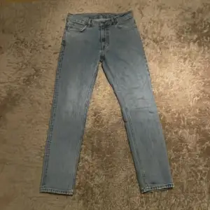 Tja, säljer ett par jeans ”taktil” från volt. Tecken på användning. Ett litet hål på ena benet ned mot foten (bild tre) som ej märks vid användning. Storlek 32/30. Orginal pris cirka 900. Mitt pris 199. Hör av dig vid funderingar🤝