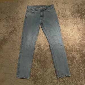 Taktil jeans - Tja, säljer ett par jeans ”taktil” från volt. Tecken på användning. Ett litet hål på ena benet ned mot foten (bild tre) som ej märks vid användning. Storlek 32/30. Orginal pris cirka 900. Mitt pris 199. Hör av dig vid funderingar🤝