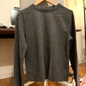 Grå tröja  - Vanlig tröja i lite tjockare material, storlek S från Gina Tricot.