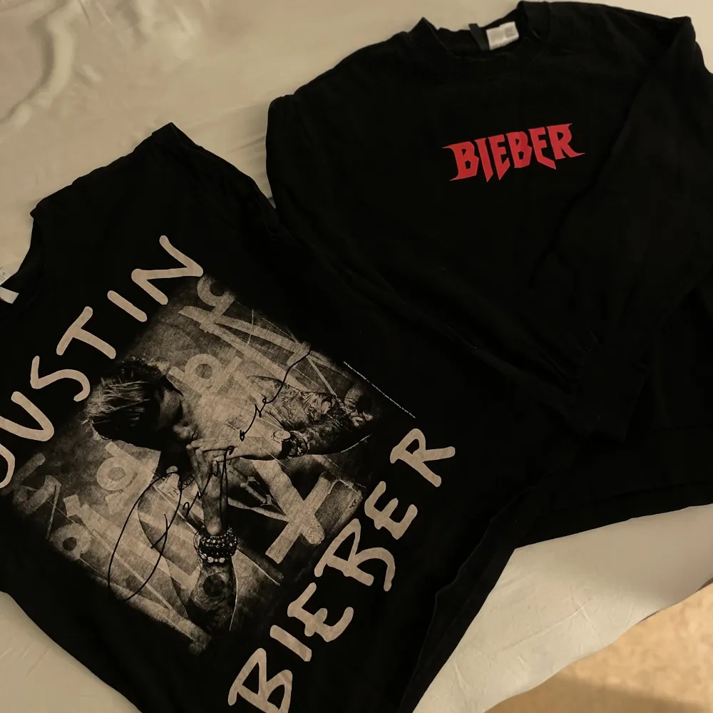 Två tröjor med Justin biber text på, i fint skick. Få bägge två! . Tröjor & Koftor.